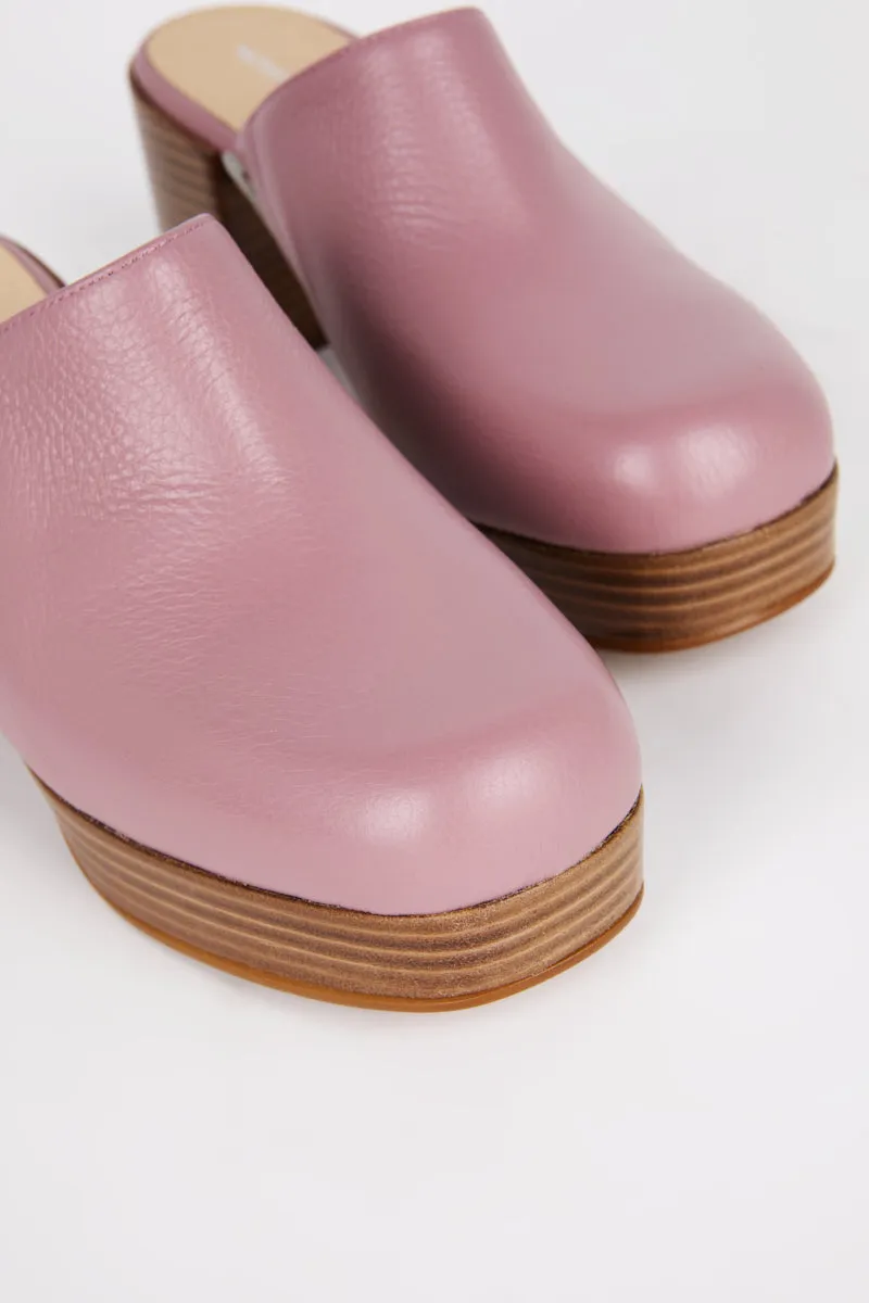 FACTS LEATHER PLATFORM CLOG
