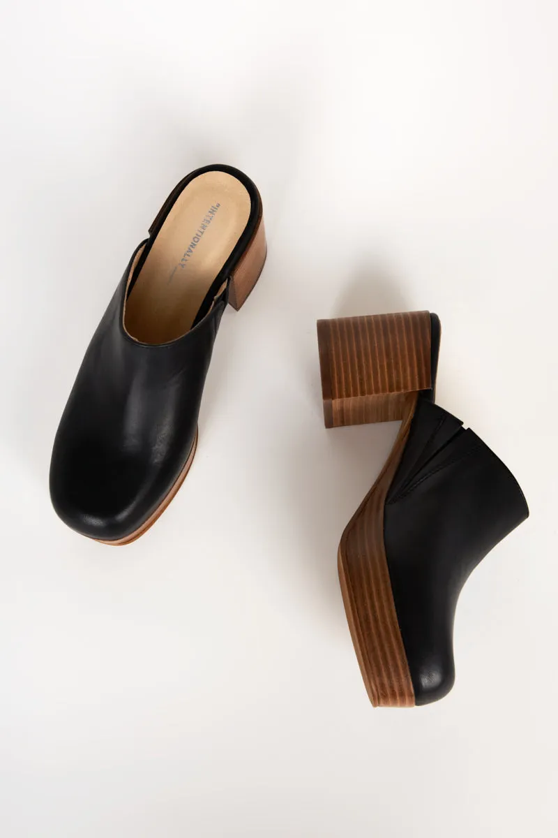 FACTS LEATHER PLATFORM CLOG