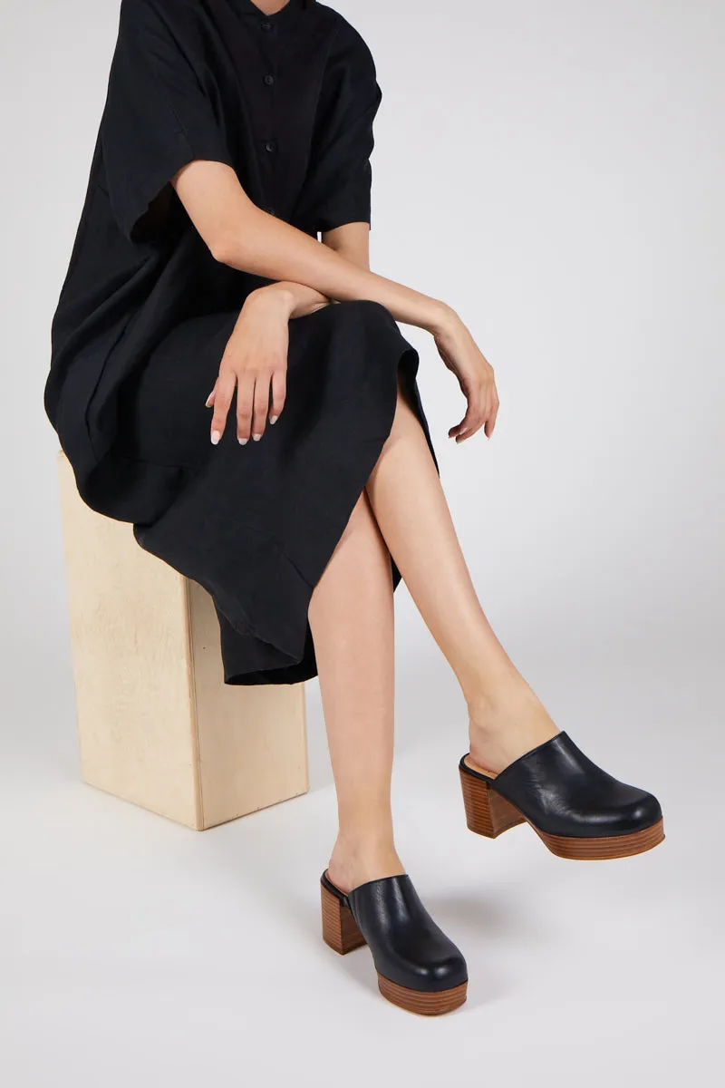 FACTS LEATHER PLATFORM CLOG